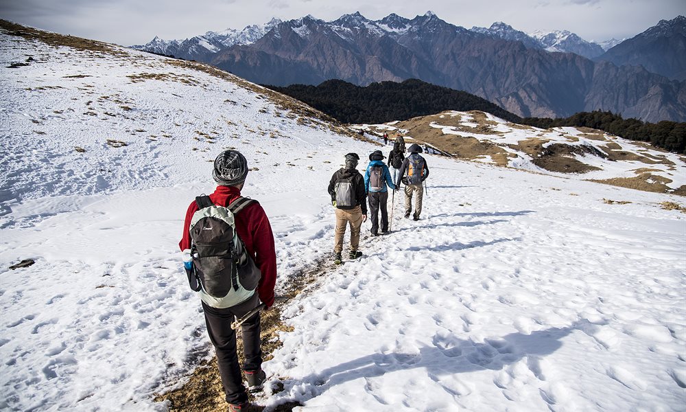 Kuari Pass trek descent snowy trail