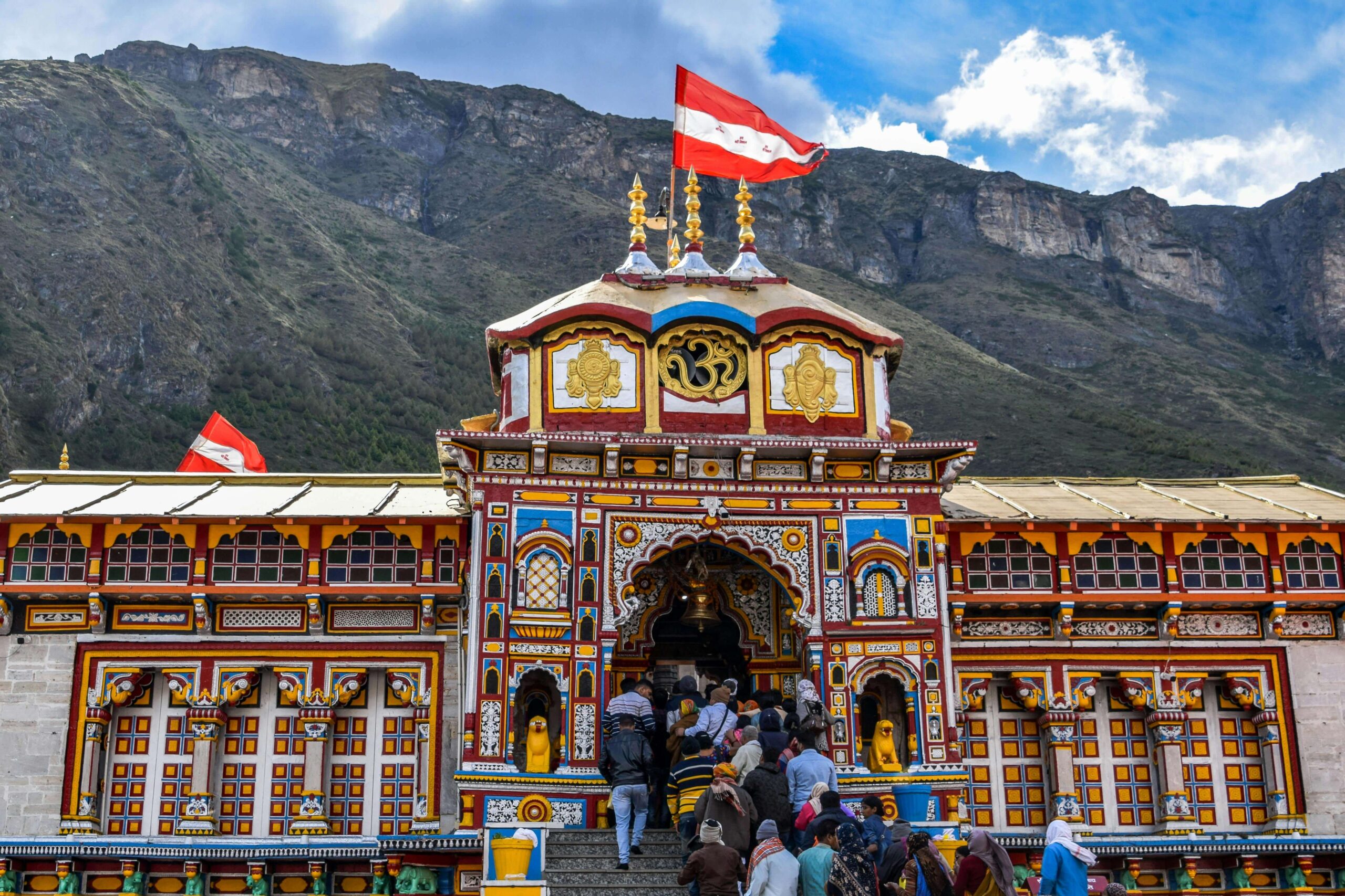 Pilgrims visiting Kedarnath and Badrinath temples during the Do Dham Yatra 2025